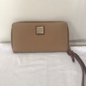 Dooney & Bourke wristlet never used